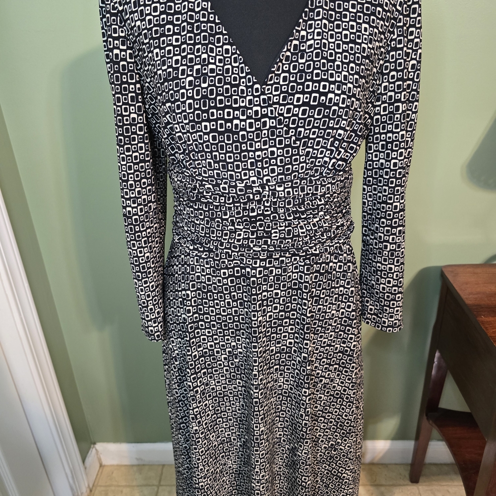 Chic Black and White Patterned Long Sleeve Dress